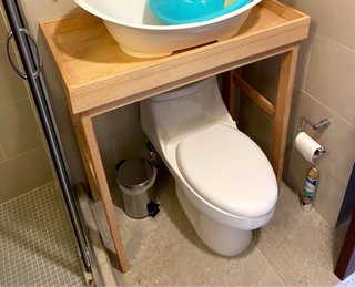Cambiador de madera adaptado al baño