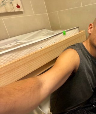 Cambiador de madera adaptado al baño