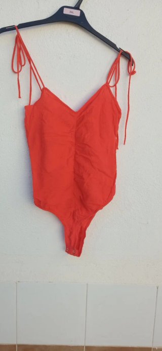 Body naranja tirantes anudados.