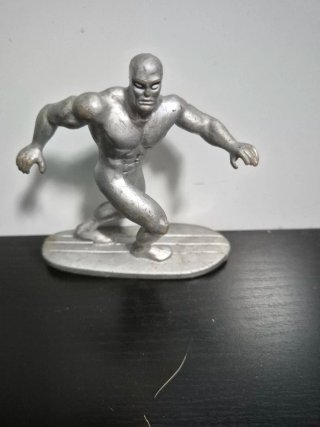 Estela Plateada Silver Surfer Marvel PVC Retro
