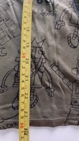 Camiseta verde robots dibujo