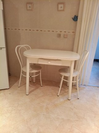 Mesa de cocina blanca con 2 sillas