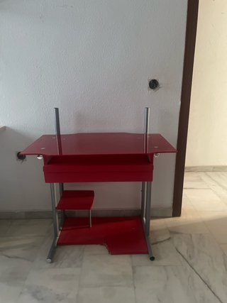Mesa de escritorio de madera y cristal