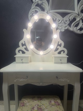 Tocador blanco con espejo y luces
