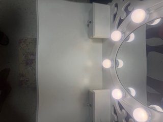 Tocador blanco con espejo y luces