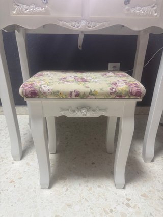 Tocador blanco con espejo y luces