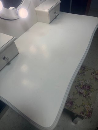 Tocador blanco con espejo y luces