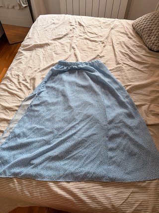 Falda larga azul con topos blancos
