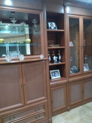 Mueble de madera con vitrina y cajones