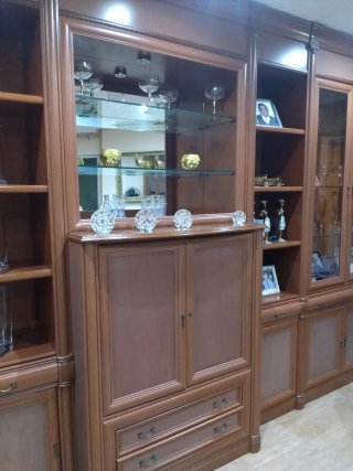 Mueble de madera con vitrina y cajones