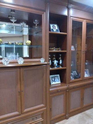 Mueble de madera con vitrina y cajones