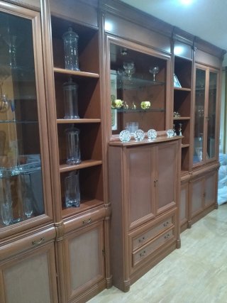Mueble de madera con vitrina y cajones