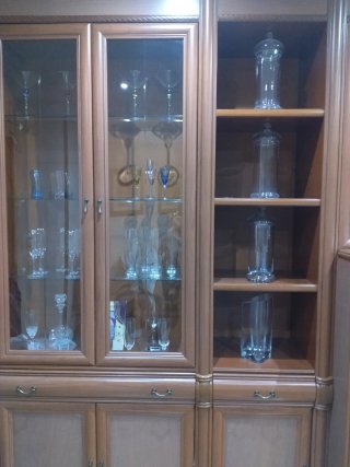 Mueble de madera con vitrina y cajones
