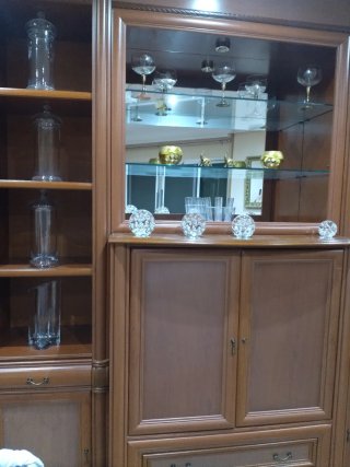Mueble de madera con vitrina y cajones