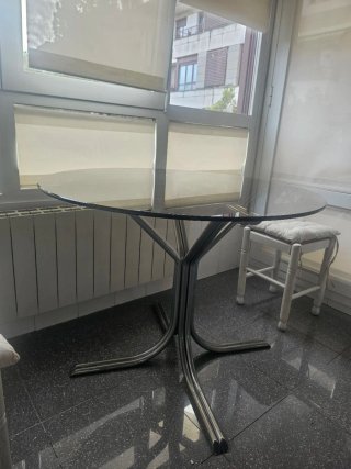 Mesa de cocina redonda con sobre de cristal