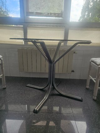 Mesa de cocina redonda con sobre de cristal