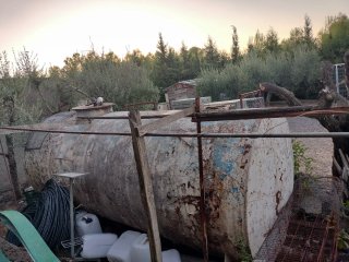 Cuba metálica grande para agua