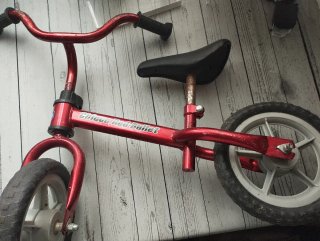 Bicicleta de equilibrio roja