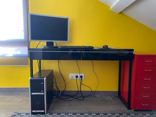 Escritorio lacado negro con patas metálicas
