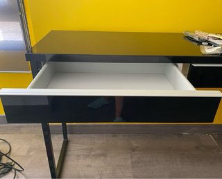 Escritorio lacado negro con patas metálicas