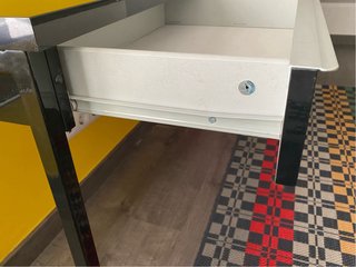 Escritorio lacado negro con patas metálicas