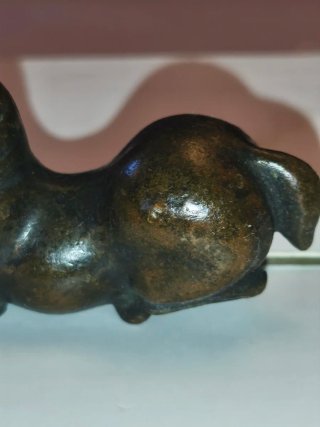 Miniatura antigua de cobre caballo echado