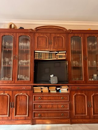 Mueble vitrina madera y cristal