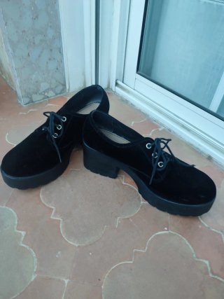 Zapatos negros de plataforma con cordones
