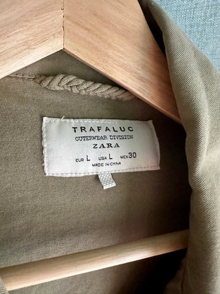 Sahariana Zara con pedrería verde militar