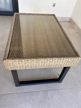 Tavolo basso in rattan e vetro per esterni