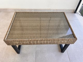 Tavolo basso in rattan e vetro per esterni