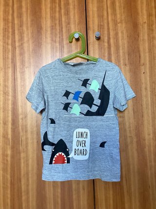 Camiseta H&M Tiburón y Barco Talla 6-8 Años