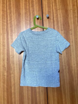 Camiseta H&M Tiburón y Barco Talla 6-8 Años