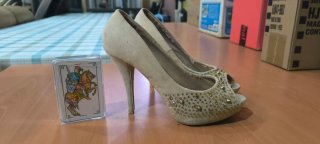 Zapatos Peep Toe Beige con Tachuelas/brillos T.38
