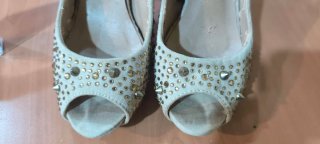 Zapatos Peep Toe Beige con Tachuelas/brillos T.38