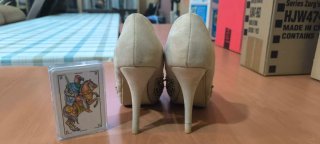 Zapatos Peep Toe Beige con Tachuelas/brillos T.38