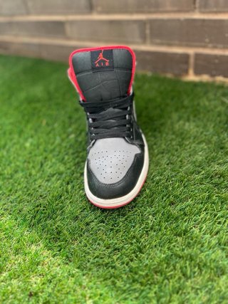 Jordan 1 Mid Negro Gris Rojo Originales