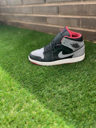 Jordan 1 Mid Negro Gris Rojo Originales