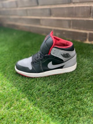 Jordan 1 Mid Negro Gris Rojo Originales