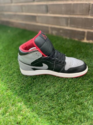 Jordan 1 Mid Negro Gris Rojo Originales