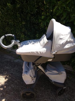 Carrito de bebé gris