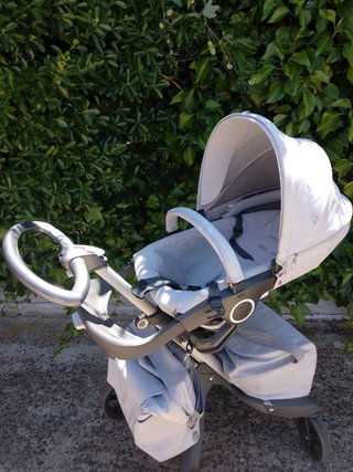 Carrito de bebé gris