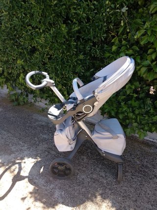Carrito de bebé gris