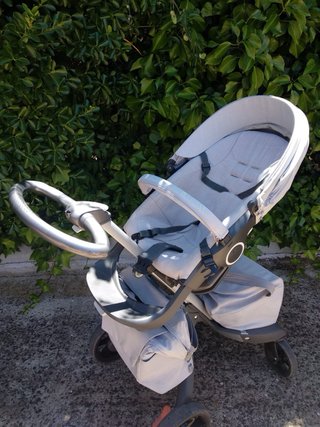 Carrito de bebé gris