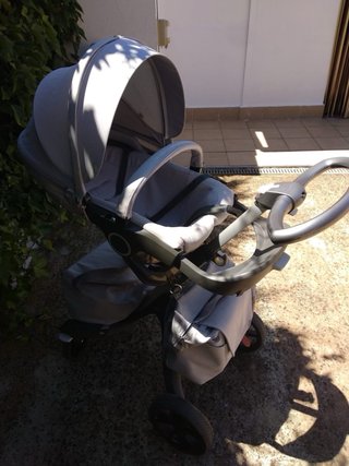 Carrito de bebé gris