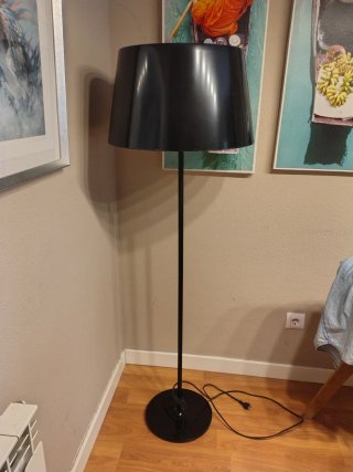 Lámpara de pie negra moderna