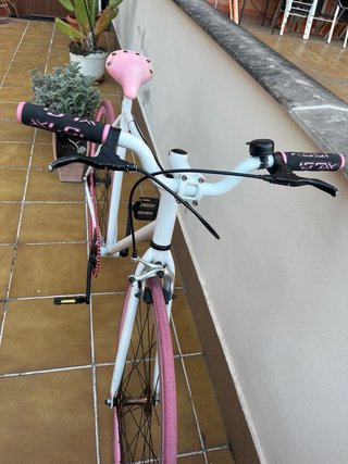 Bicicleta FIXIE blanca y rosa