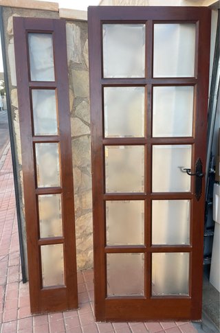 Puerta madera maciza con cristalera