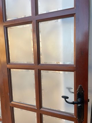 Puerta madera maciza con cristalera