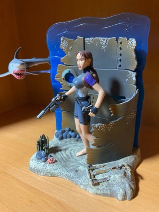 Figura Lara Croft Diorama Tiburón, Playmates